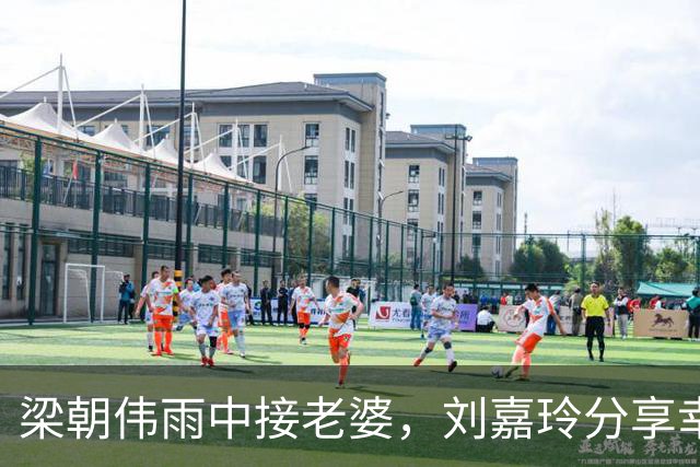 梁朝伟雨中接老婆，刘嘉玲分享幸福瞬间，车内细节成焦点